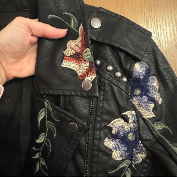 BLANKNYC Black Moto Vegan Leather Jacket - Floral Embroidery - size large - Picture 7 of 11